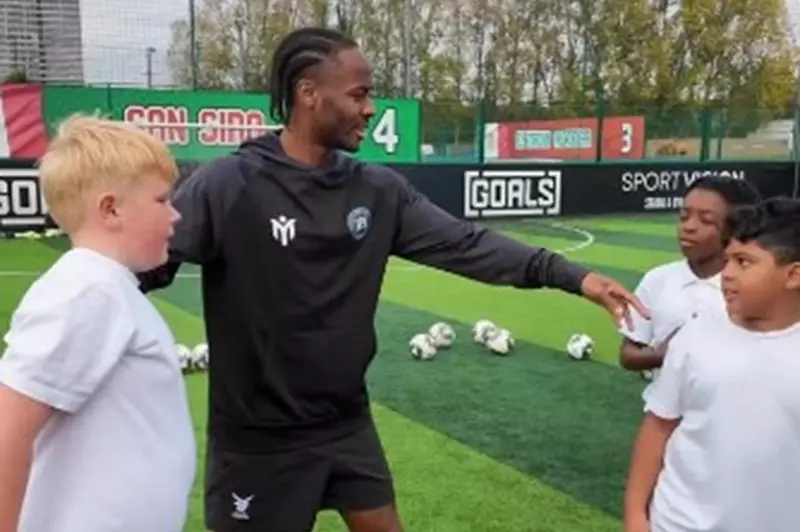 بعد تجميده في تشيلسي.. ستيرلينج يختار تعليم الأطفال