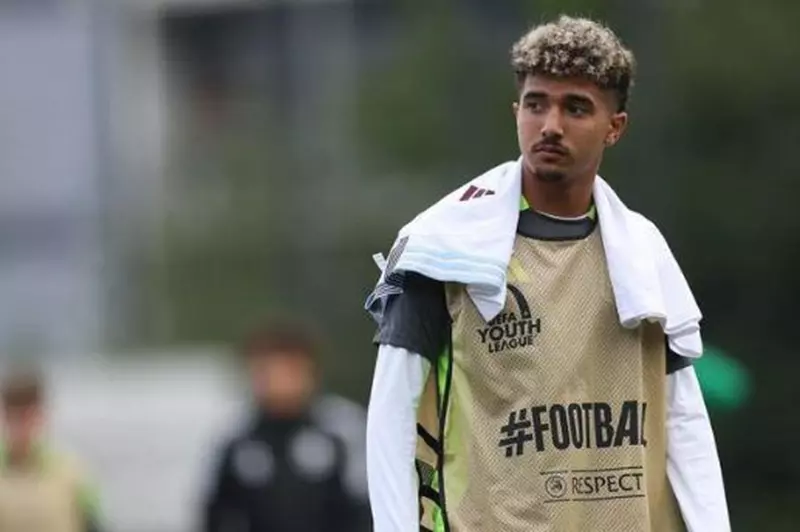 عمر خضر يشارك مع أستون فيلا في الدوري الإنجليزي للشباب