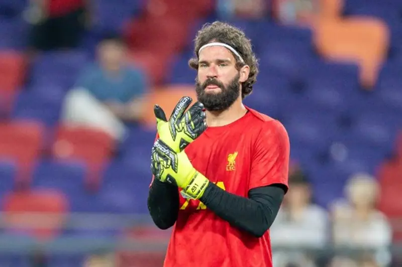 أليسون يقترب من العودة للمشاركة مع ليفربول