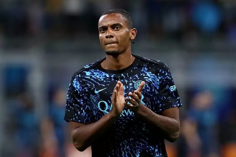 إنتر ميلان يحسم موقفه من التعاقد مع أكانجي بشكل دائم