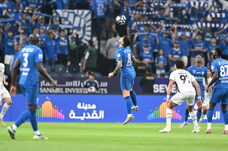 الهلال يتخذ خطوة نحو بقاء مدافعه